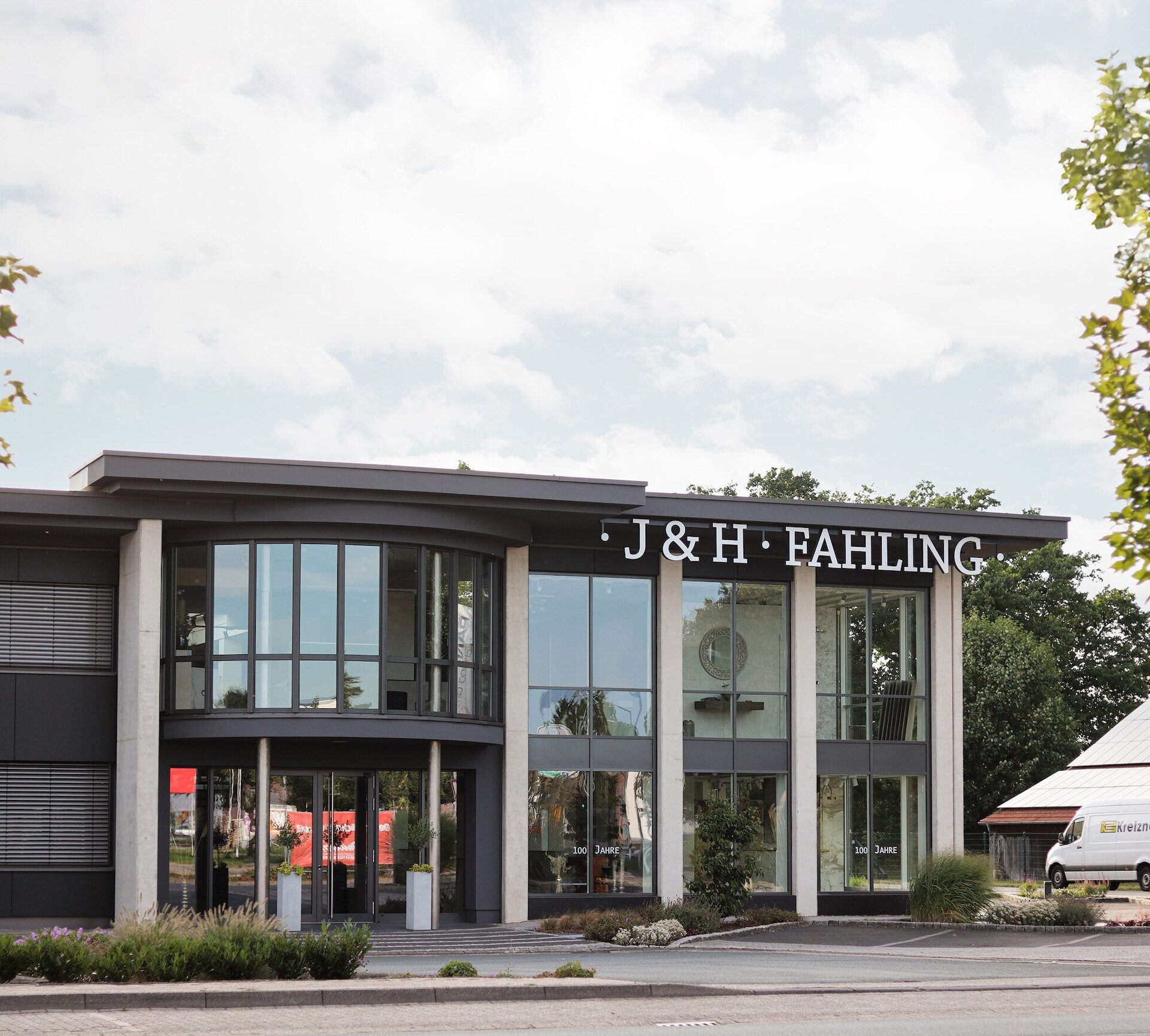 Fassadenneugestaltung und Anbau von Büroräumen Image 3