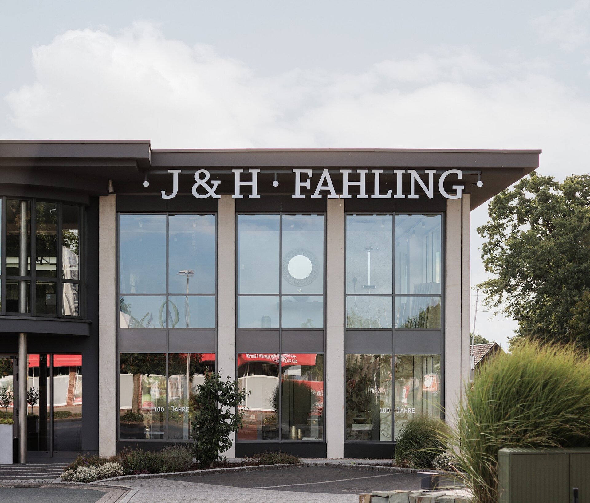 Fassadenneugestaltung und Anbau von Büroräumen Image 7