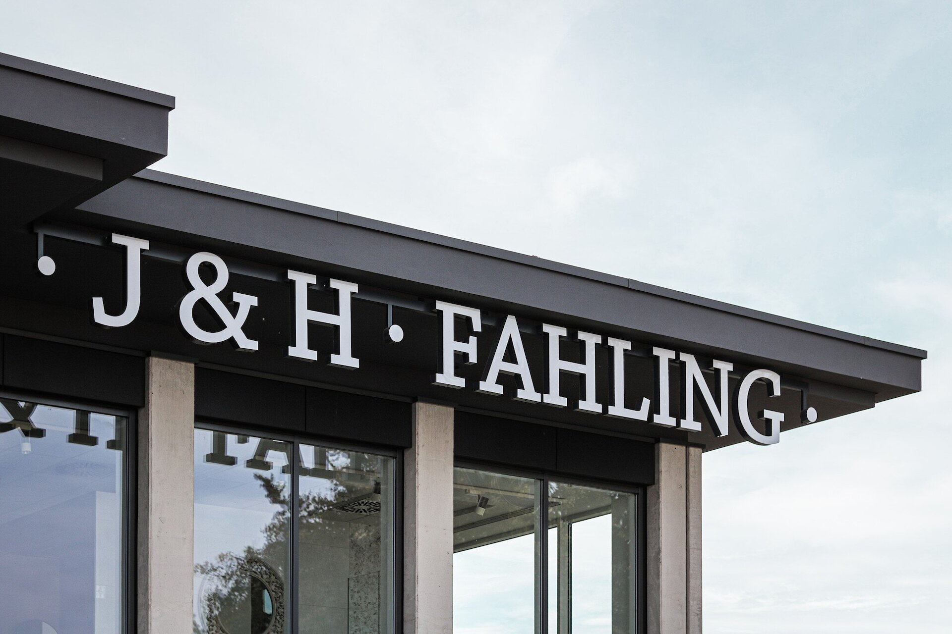 Fassadenneugestaltung und Anbau von Büroräumen Image 8