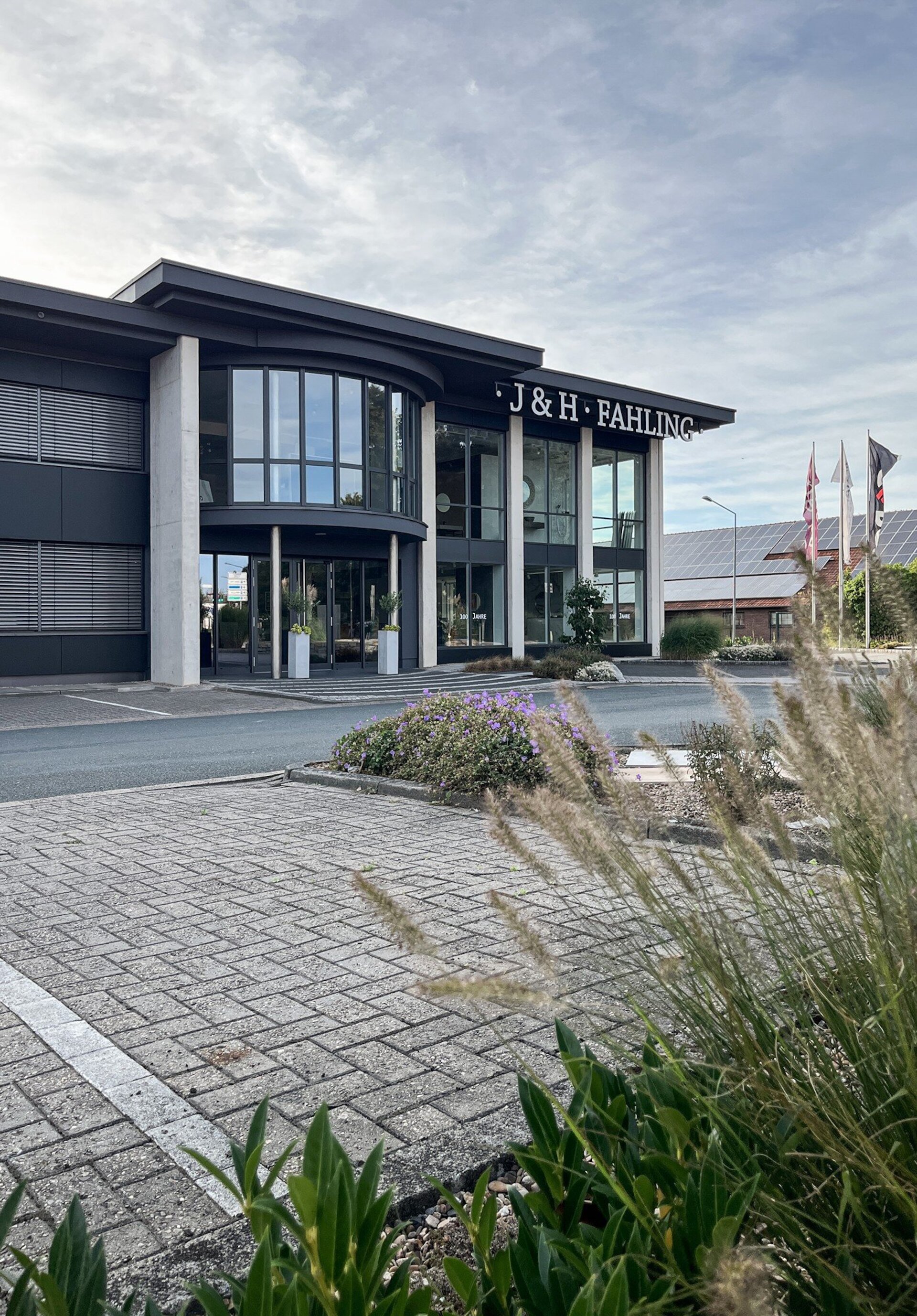 Fassadenneugestaltung und Anbau von Büroräumen Image 9